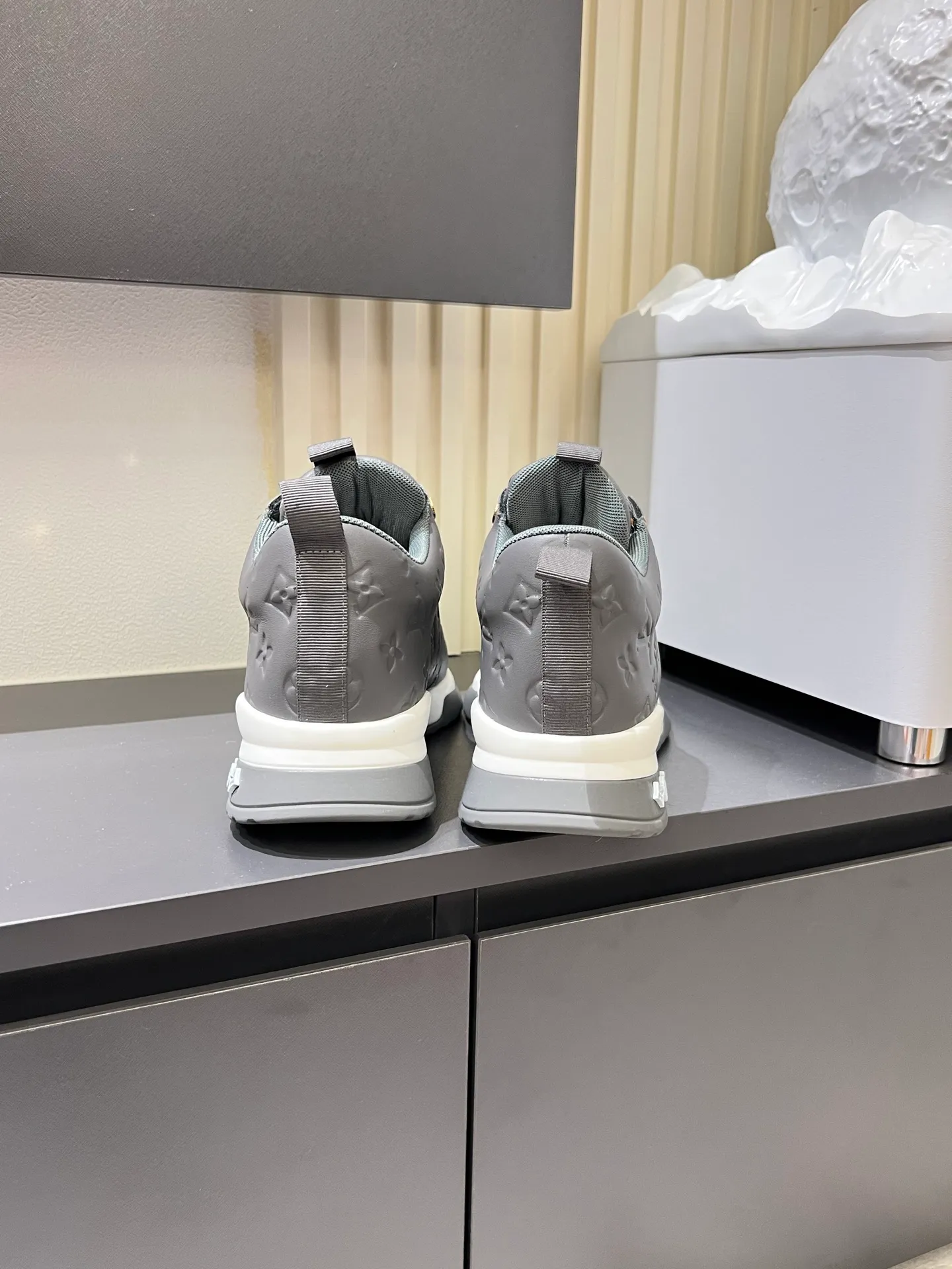 p520 "LOUI* VUITTO*" popular men's casual shoes, genuine development in Italy💯purchasing level quality✔️The upper is made of first-layer cowhide, comfortable and soft sheepskin feet⚡️Fashionable and versatile, the toe last shape is firm and full, and the soles are made from original LV molds and can be freely entered and exited the counter. Light and comfortable on the feet~Purely handmade, details determine quality! Size:39-44!